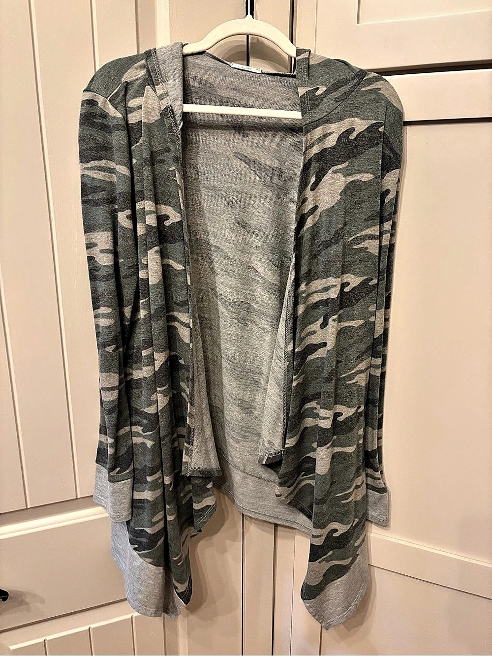 C. Luva Camo Hooded Cardigan Gray & Green Size Medium